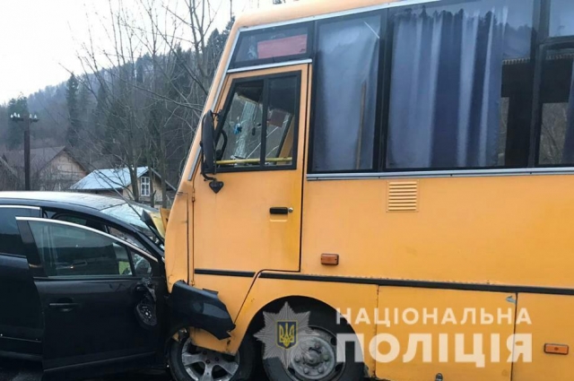 ДТП со школьным автобусом едва не угробило троих детей
