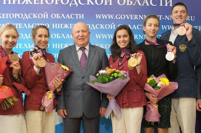 Руководство Нижегородской области поздравляет чемпионов и призёров Лондона-2012. Анастасия Назаренко - третья справа.