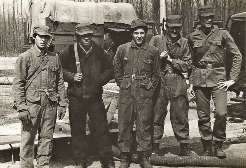 Группа кубинских курсантов, полевые занятия на полигоне в Солдатской Ташле, Джулиан — второй слева.