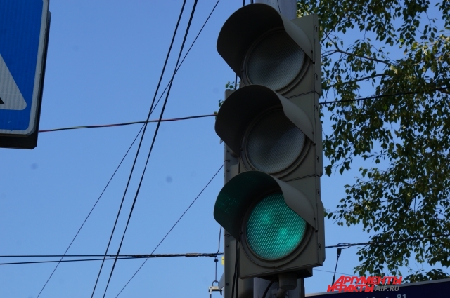 раздельный светофор на перекрестке