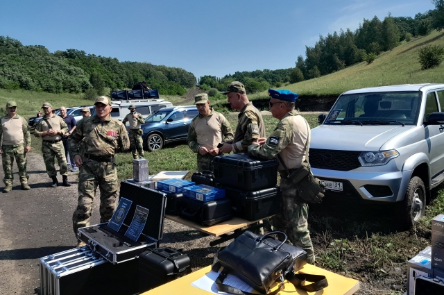 Бойцам самообороны раздали оружие и технику.