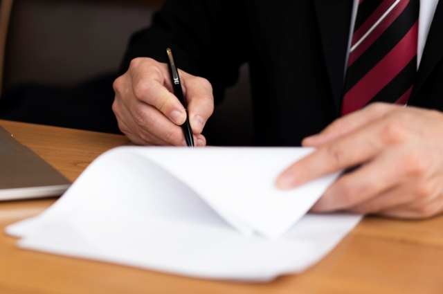 Нотариус проверяет подлинность документов и личностей участников сделки, их дееспособность, отсутствие банкротства или исполнительных производств, а также оценивает понимают ли стороны последствия сделки.