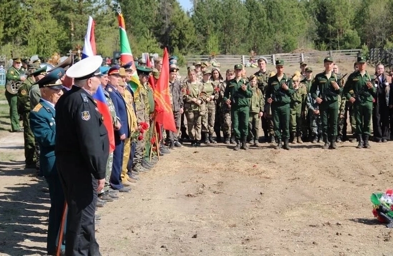 Торжественный момент захоронения солдата.