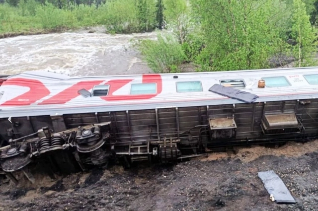 Поезд упал набок.