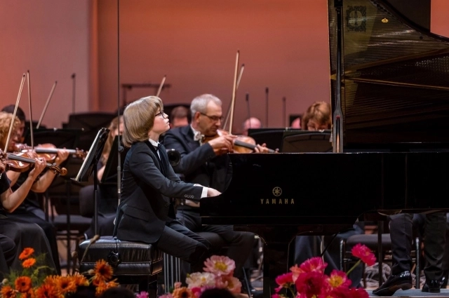 Лев Бакиров исполняет Второй концерт Сен-Санса.