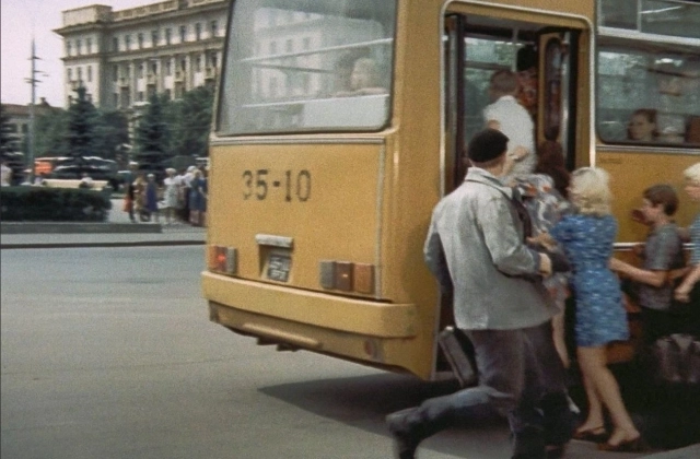 Афоня спешит в свой родной спальный район.