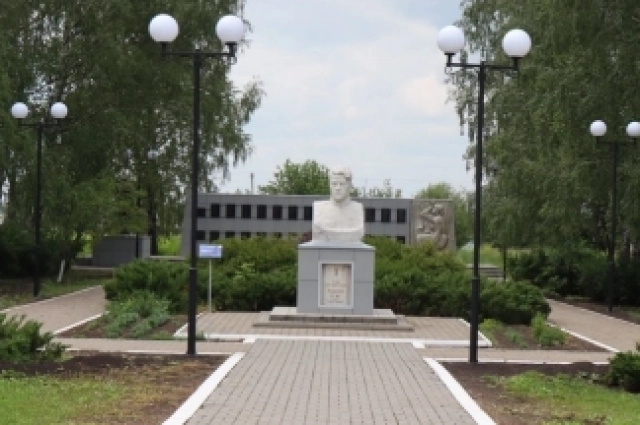 Братская могила советских воинов в селе Круглое Красненского района.
