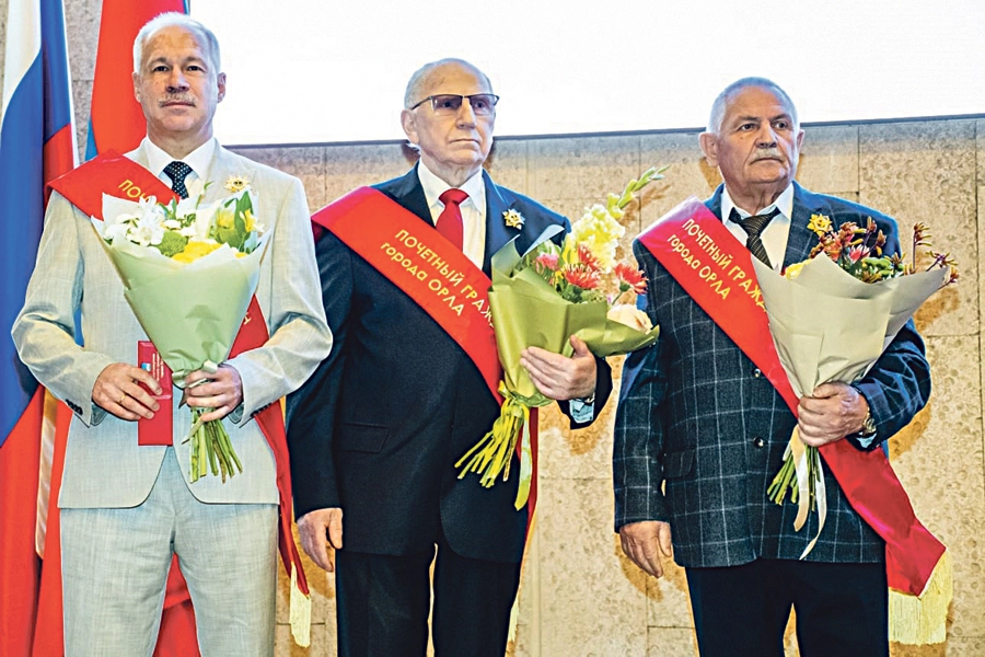 1 августа на сессии Орловского городского совета народных депутатов звание «Почётный гражданин города Орла» присвоили бизнесмену и меценату Олегу Карпикову, народному артисту Валерию Баринову и заслуженному строителю Анатолию Петрову.