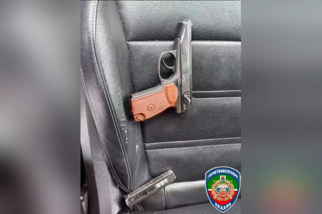 Неадекватный начал стрелять по другому мужчине из пистолета.