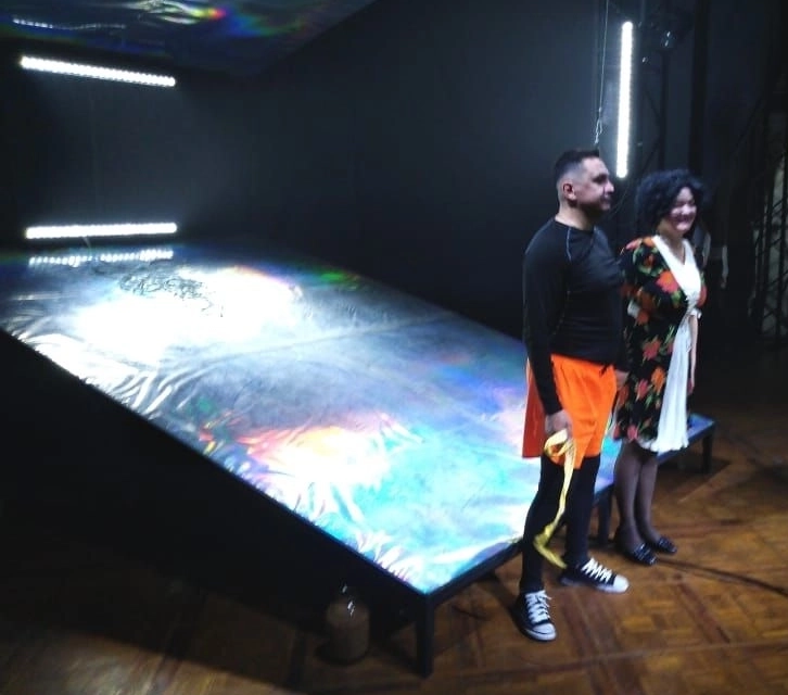 В спектакле «История одного побега» по книге Славы Курилова «Один в океане» сыграли народный артист РТ Искандер Хайруллин и Лилия Нурель.