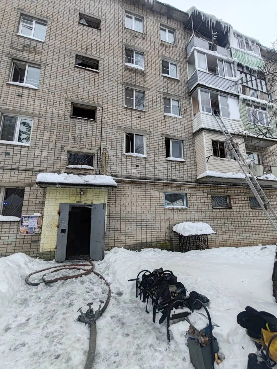 Над горящей квартирой жильцов вывели по лестнице. 