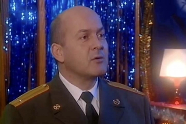 Роль Вячеслава Гришечкина в «Бригаде» настолько эпизодическая, что даже внимательные зрители с трудом узнавали любимого актёра. Кадр из фильма «Солдаты. Новый год, твою дивизию!» (18+).