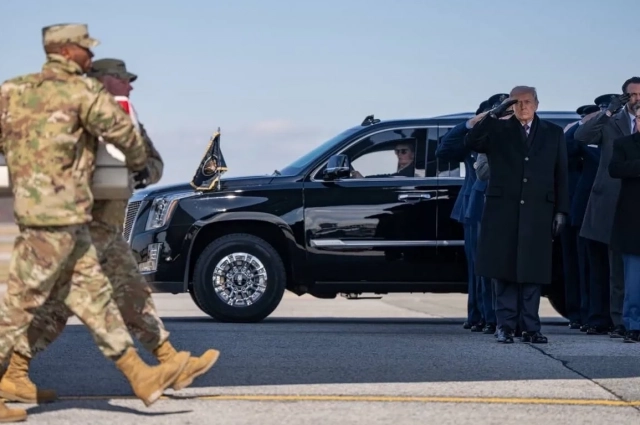 Трамп встречает тела, погибших военных