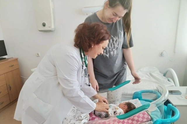 За 25 лет через ее чуткие руки прошли тысячи маленьких пациентов.