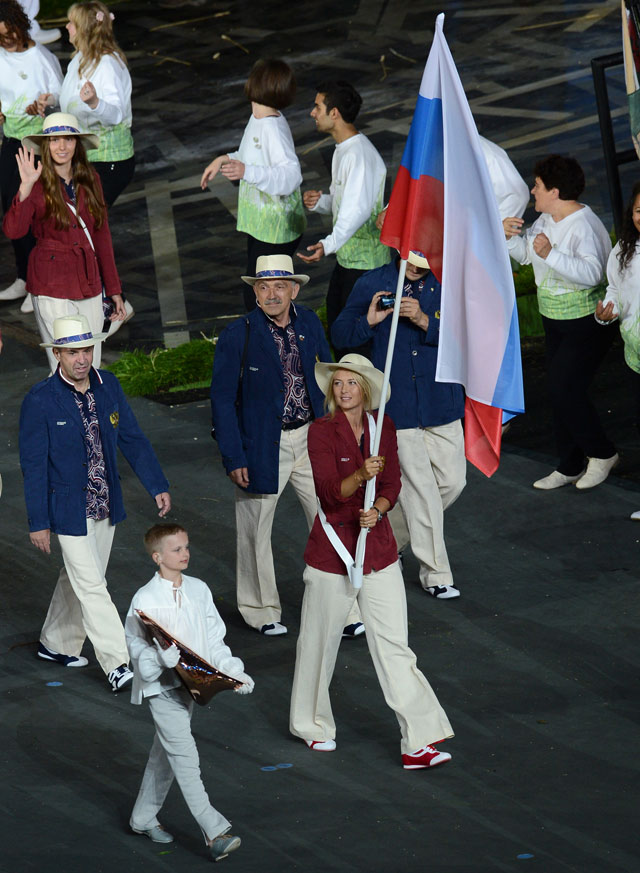 Знаменосец сборной России теннисистка Мария Шарапова в составе российской делегации на церемонии открытия ХХХ летних Олимпийских игр в Лондоне.