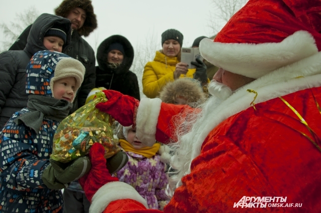Дед Мороз дарил детям подарки. 