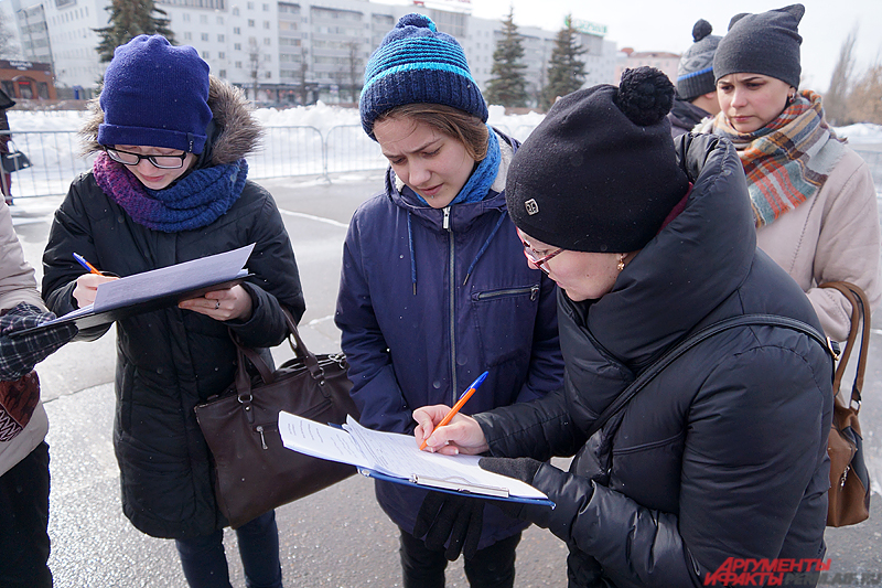 Во время митинга волонтёры собирали подписи за ужесточение наказания лицам, виновным в насилии над детьми.
