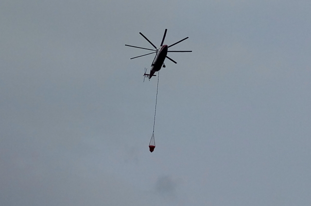 Вертолет МЧС кружил над местом пожара, но его помощь не понадобилась.