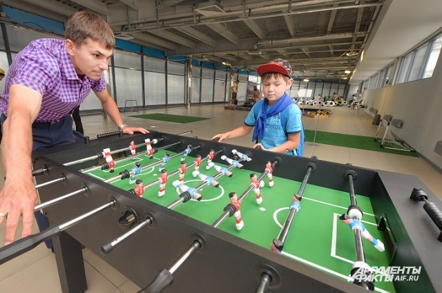 В настольный футбол можно сразиться в игровой зоне станции МЦК «Лужники».