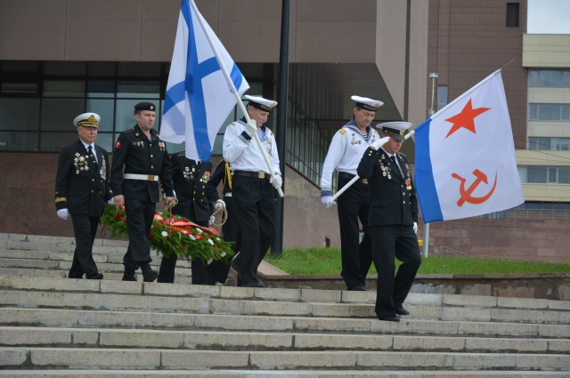 Праздник начался с подъёма флагов ВМФ, после чего актив общественной организации поздравил моряков.