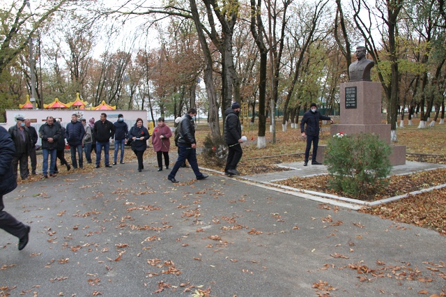 7 ноября жители Труновского возложили цветы  к памятникам Ленину, Сталину и Трунову.