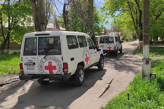 Машины «Красного Креста» в больнице, куда вскоре привезли «азовцев», видели очень часто.
