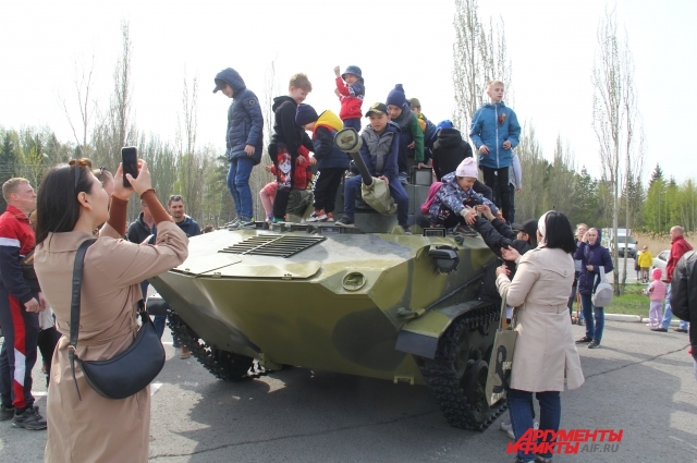 Забраться на танк - мечта любого мальчишки.