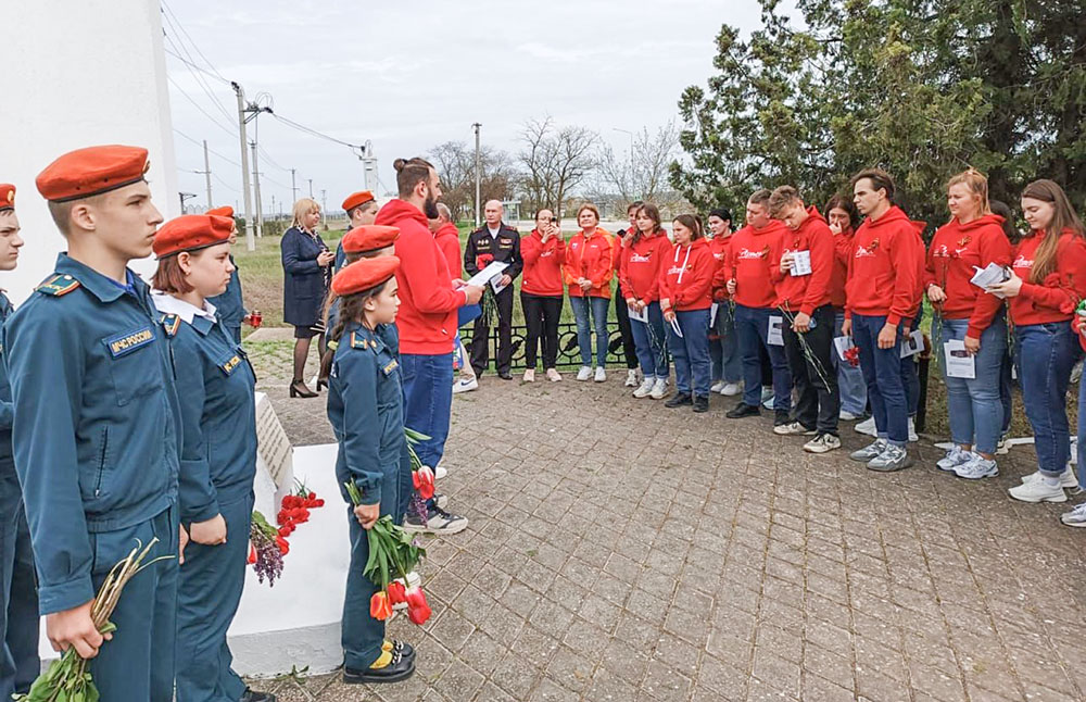 Артековские вожатые и керченские школьники возле памятника у Багеровского рва.