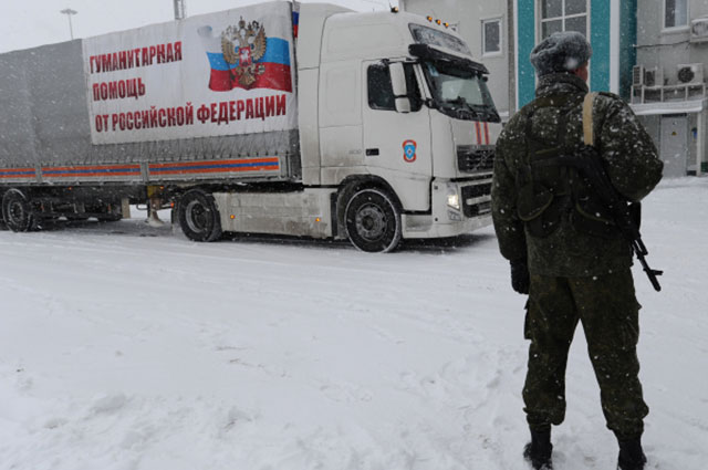 Один из грузовых автомобилей с российской гуманитарной помощью для жителей Донбасса на КПП Матвеев Курган 