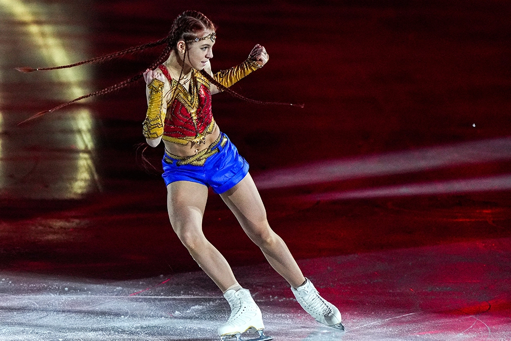 Александра Трусова во время показательных выступлений на XXIV зимних Олимпийских играх в Пекине.