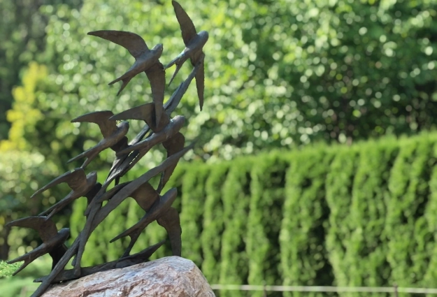 К памятнику приносят цветы.