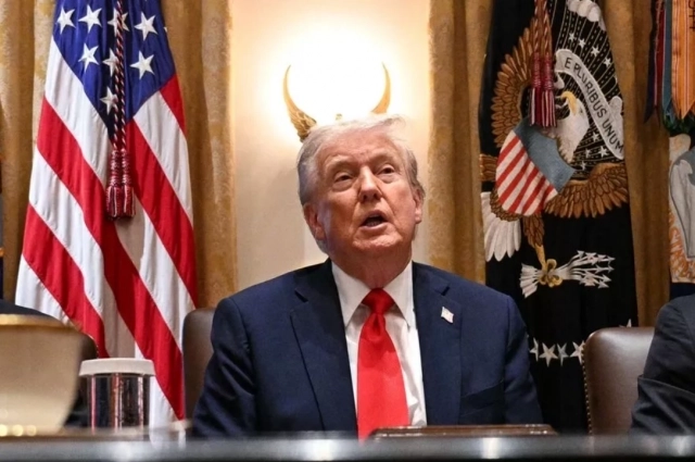 Дональд Трамп в кабинете.