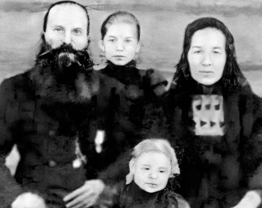 Родители и сёстры Николая Кузнецова. Село Зырянка, 1915 год.