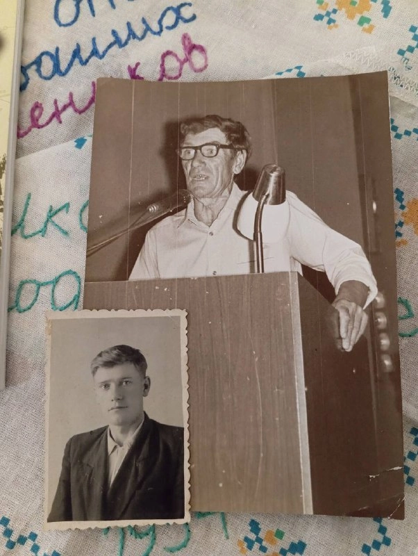 Фотографии Андрея Фота и вышитые в 1991 году школьниками платочки – уже исторический артефакт.