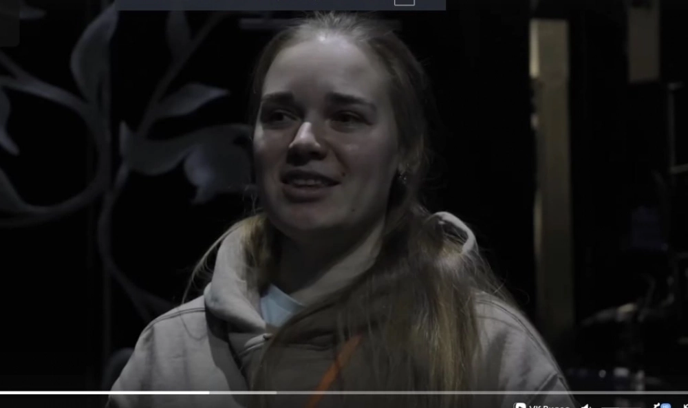 Полина Павина запомнинает все реплики актёров наизусть.