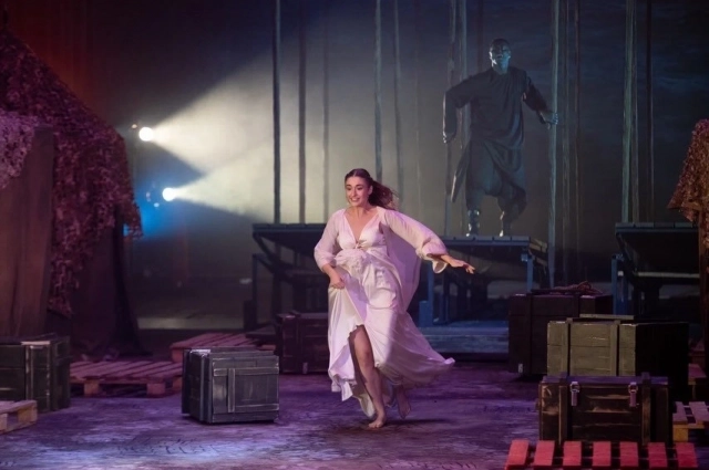 Сцена из спектакля 