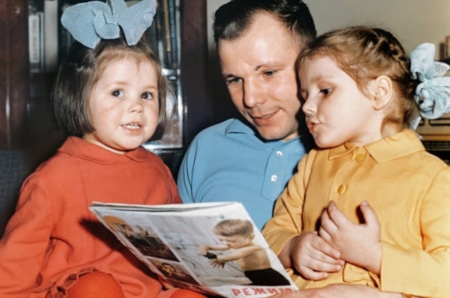 Юрий Гагарин с дочерьми Еленой и Галиной.