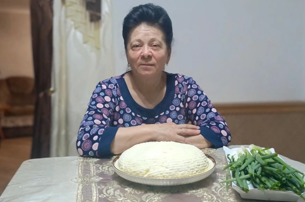 На изготовление одного килограмма сыра уходит примерно шесть литров молока.