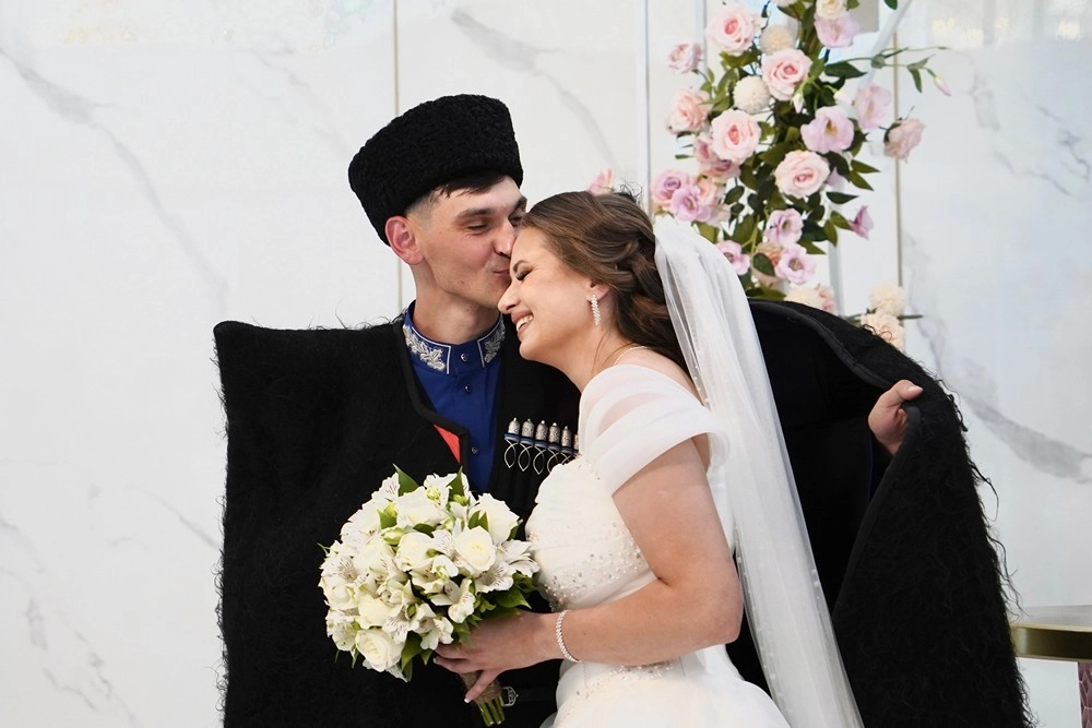 Первые молодожёны в новом ЗАГСе.