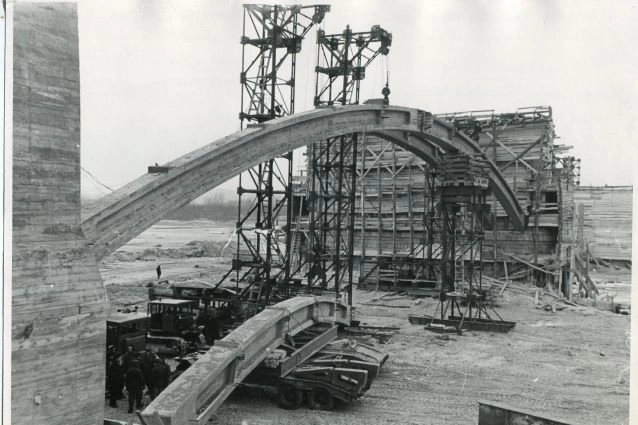Монтаж арок. Арки подвозились на трайлере. 1959-1960 г