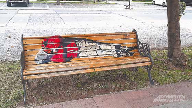 В фешенебельном районе Сантьяго Битакура бомжей не встретишь - только нарисованных на скамейках