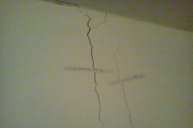 Трещины на стенах внутри дома.