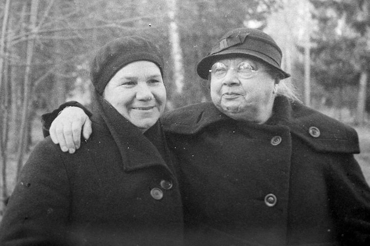 Клавдия Николаева и Надежда Крупская в Архангельском, 1936 год