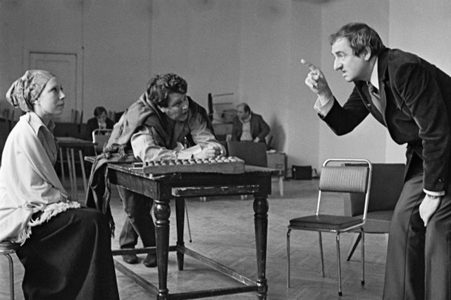 Марк Захаров и Инна Чурикова на репетиции в Ленкоме. 1975 г.