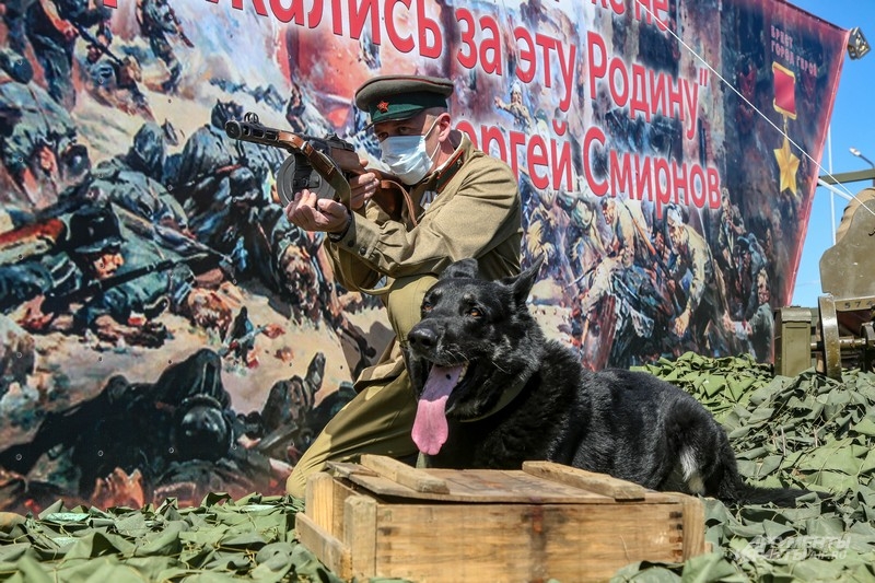 Советский пограничник и его овчарка