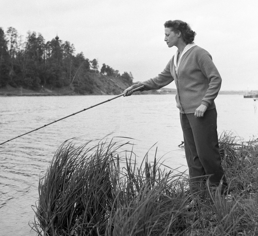 Майя Плисецкая ловит рыбу на берегу Москвы-реки, 1956 г.