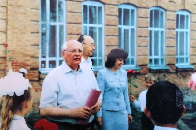 Горбачёв в родной школе в 2000-х годах