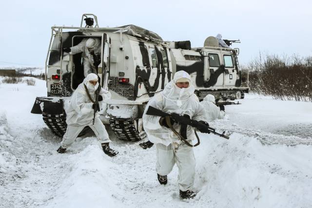 Военнослужащие разведывательного подразделения Печенгской бригады Северного флота на занятиях по тактической подготовке на боевых арктических вездеходах 