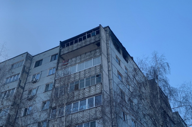 В результате взрыва возник пожар, который сжёг всю квартиру