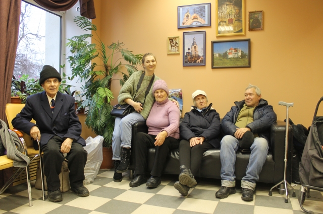 В социальную столовую пожилые люди приходят за общением.